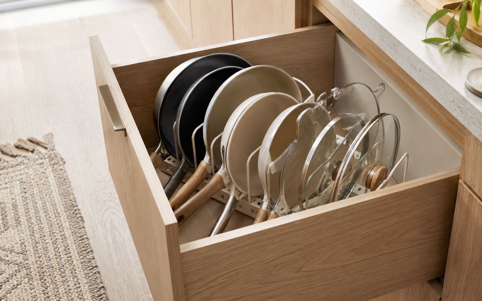 Organizador de tapas y sartenes en un cajón de cocina